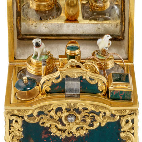 A GEORGE III GOLD-MOUNTED HARDSTONE NECESSAIRE - фото 2