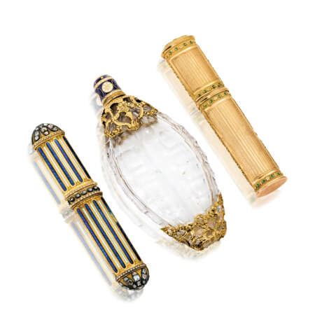 A SWISS ENAMELLED GOLD-MOUNTED SCENT-BOTTLE AND TWO SWISS ENAMELLED GOLD ETUIS - фото 1