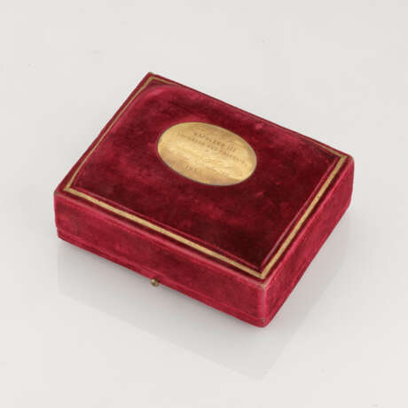 A GERMAN JEWELLED AND ENAMELLED GOLD SNUFF-BOX - Foto 5