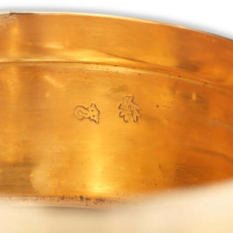 A LOUIS XV ENAMELLED GOLD MINIATURE-SET SNUFF-BOX - photo 4