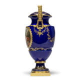 AN ORMOLU-MOUNTED SEVRES PORCELAIN BLUE-GROUND VASE AND COVER (VASE FEUILLE D'EAU) - фото 2