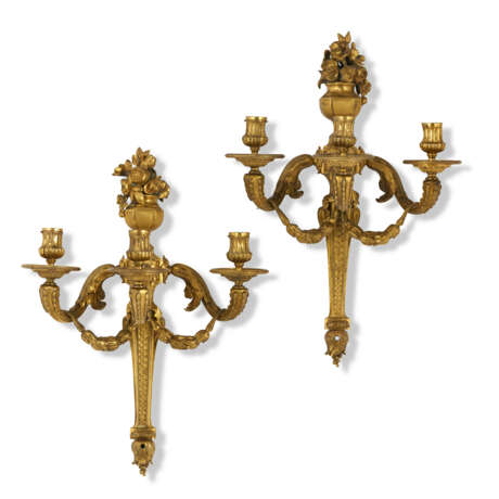 A PAIR OF FRENCH ORMOLU THREE-BRANCH WALL-LIGHTS - Foto 1