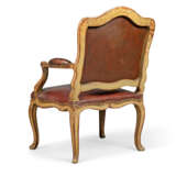 A LOUIS XV GREEN AND RED-PAINTED FAUTEUIL - Foto 3