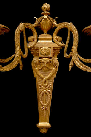 A PAIR OF NEOCLASSICAL ORMOLU TWO-LIGHT WALL-LIGHTS - Foto 2