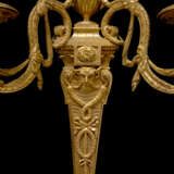 A PAIR OF NEOCLASSICAL ORMOLU TWO-LIGHT WALL-LIGHTS - Foto 2