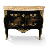 A LOUIS XV ORMOLU-MOUNTED JAPANNED COMMODE - Foto 1