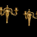 A PAIR OF NEOCLASSICAL ORMOLU TWO-LIGHT WALL-LIGHTS - Foto 3