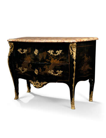 A LOUIS XV ORMOLU-MOUNTED JAPANNED COMMODE - Foto 2