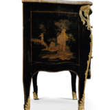 A LOUIS XV ORMOLU-MOUNTED JAPANNED COMMODE - photo 3