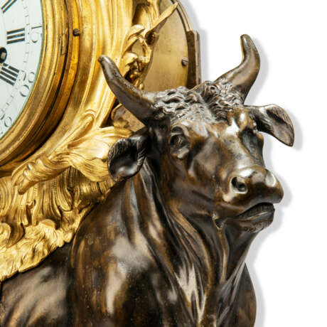 A LARGE ORMOLU AND PATINATED BRONZE CLOCK - Foto 2