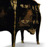 A LOUIS XV ORMOLU-MOUNTED JAPANNED COMMODE - Foto 4