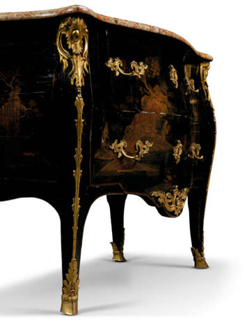 A LOUIS XV ORMOLU-MOUNTED JAPANNED COMMODE - photo 4