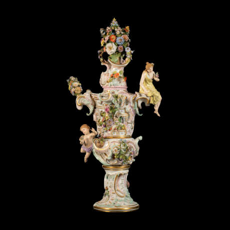 A MONUMENTAL MEISSEN PORCELAIN FLOWER-ENCRUSTED VASE AND COVER EMBLEMATIC OF SPRING - фото 2