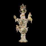 A MONUMENTAL MEISSEN PORCELAIN FLOWER-ENCRUSTED VASE AND COVER EMBLEMATIC OF SPRING - Foto 2