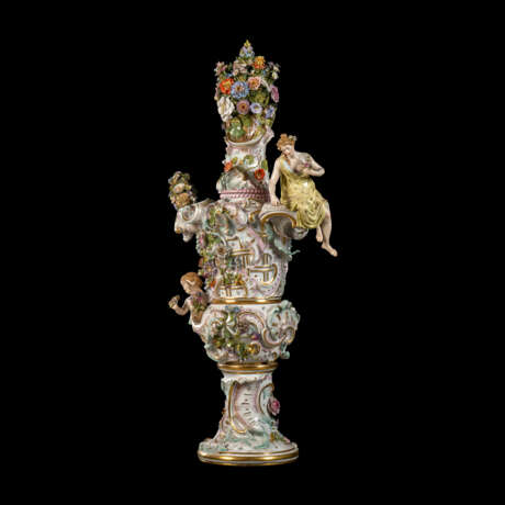 A MONUMENTAL MEISSEN PORCELAIN FLOWER-ENCRUSTED VASE AND COVER EMBLEMATIC OF SPRING - фото 4