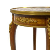 A FRENCH ORMOLU-MOUNTED MAHOGANY AND SATINE PARQUETRY GUERIDON - Foto 2