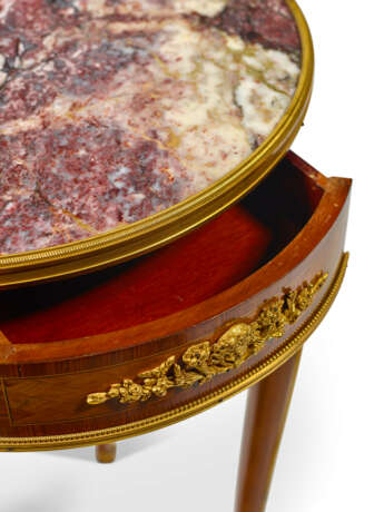A FRENCH ORMOLU-MOUNTED MAHOGANY AND SATINE PARQUETRY GUERIDON - Foto 3