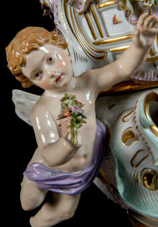 A MONUMENTAL MEISSEN PORCELAIN FLOWER-ENCRUSTED VASE AND COVER EMBLEMATIC OF SPRING - фото 7