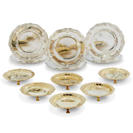SIX EDWARD VII SILVER-GILT DESSERT STANDS AND SIX GEORGE VI SILVER PLATES - фото 1