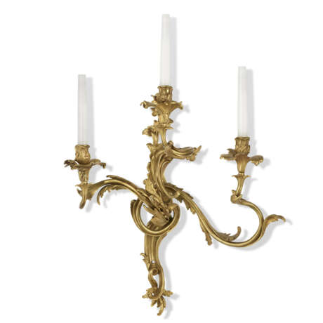 A PAIR OF FRENCH ORMOLU THREE-BRANCH WALL-LIGHTS - Foto 2