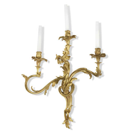 A PAIR OF FRENCH ORMOLU THREE-BRANCH WALL-LIGHTS - Foto 3