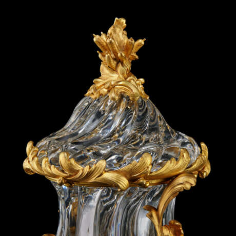 A LARGE PAIR OF FRENCH ORMOLU-MOUNTED MOULDED CRYSTAL VASES AND COVERS - фото 3