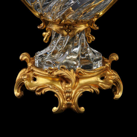 A LARGE PAIR OF FRENCH ORMOLU-MOUNTED MOULDED CRYSTAL VASES AND COVERS - photo 5