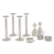 A SET OF FOUR ELIZABETH II SILVER CANDLESTICKS AND A CONDIMENT SET - Auktionsarchiv