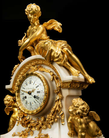 A FINE FRENCH ORMOLU AND WHITE MARBLE THREE-PIECE CLOCK GARNITURE - фото 2