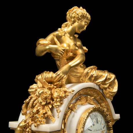 A FINE FRENCH ORMOLU AND WHITE MARBLE THREE-PIECE CLOCK GARNITURE - photo 3