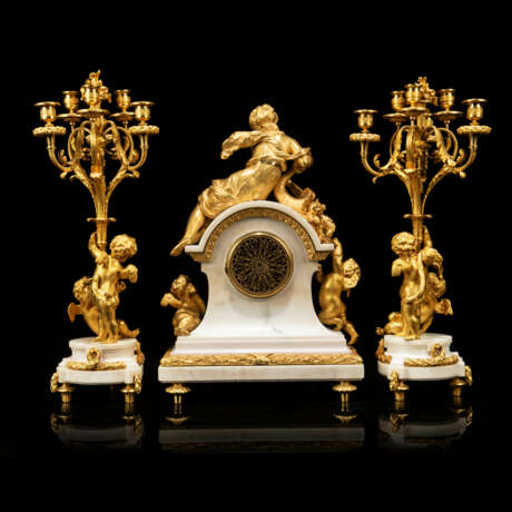 A FINE FRENCH ORMOLU AND WHITE MARBLE THREE-PIECE CLOCK GARNITURE - фото 4