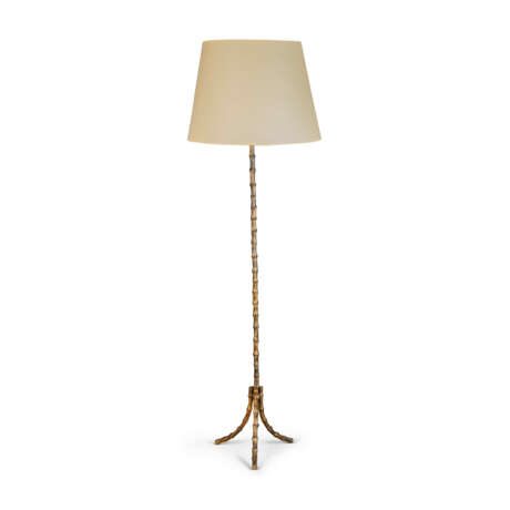 A FRENCH GILT-BRONZE SIMULATED-BAMBOO STANDING LAMP - Foto 2