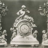 A FINE FRENCH ORMOLU AND WHITE MARBLE THREE-PIECE CLOCK GARNITURE - Foto 7