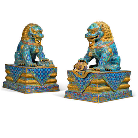 A PAIR OF LARGE CHINESE GILT-BRONZE AND CLOISONNE ENAMEL LIONS - Foto 1