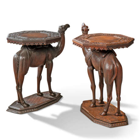 TWO ANGLO-INDIAN TEAK OCCASIONAL TABLES MODELLED AS CAMELS - Foto 3