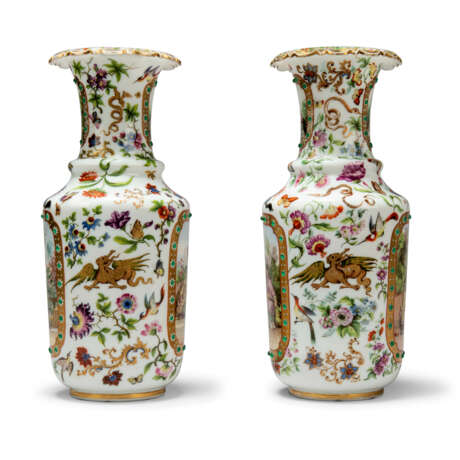 A PAIR OF FRENCH OPALINE GLASS 'JEWELLED' VASES - Foto 2