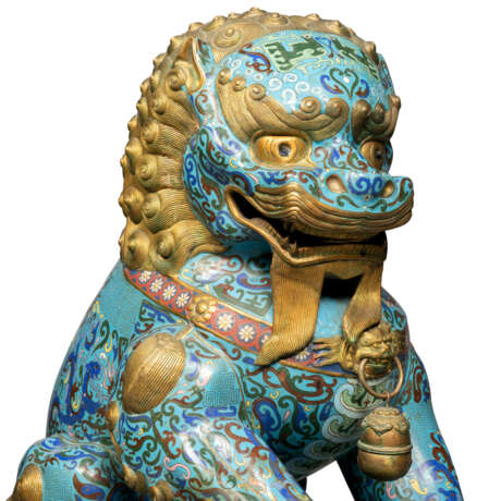 A PAIR OF LARGE CHINESE GILT-BRONZE AND CLOISONNE ENAMEL LIONS - Foto 2