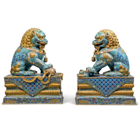 A PAIR OF LARGE CHINESE GILT-BRONZE AND CLOISONNE ENAMEL LIONS - Foto 3