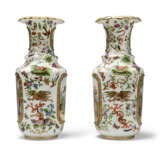 A PAIR OF FRENCH OPALINE GLASS 'JEWELLED' VASES - Foto 4