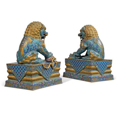 A PAIR OF LARGE CHINESE GILT-BRONZE AND CLOISONNE ENAMEL LIONS - фото 4