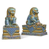 A PAIR OF LARGE CHINESE GILT-BRONZE AND CLOISONNE ENAMEL LIONS - Foto 5
