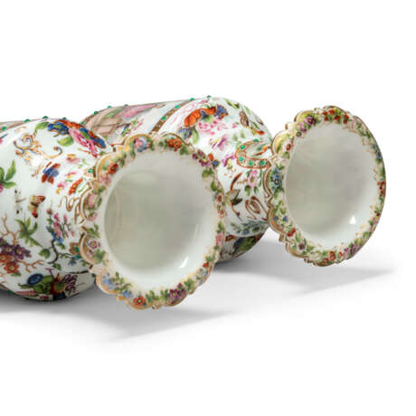 A PAIR OF FRENCH OPALINE GLASS 'JEWELLED' VASES - Foto 7