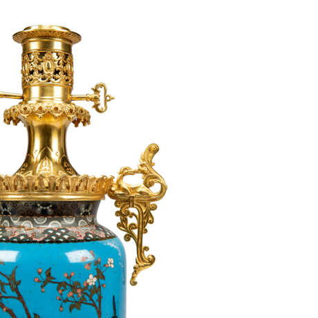 A PAIR OF FRENCH ORMOLU-MOUNTED JAPANESE CLOISONNE ENAMEL LAMPS - фото 2