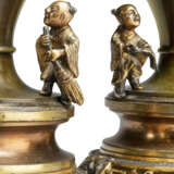A FRENCH 'JAPONISME' ORMOLU-MOUNTED COPPERED, SILVERED AND LACQUERED BRASS THREE PIECE CLOCK GARNITURE - Foto 2