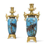 A PAIR OF FRENCH ORMOLU-MOUNTED JAPANESE CLOISONNE ENAMEL LAMPS - Foto 4