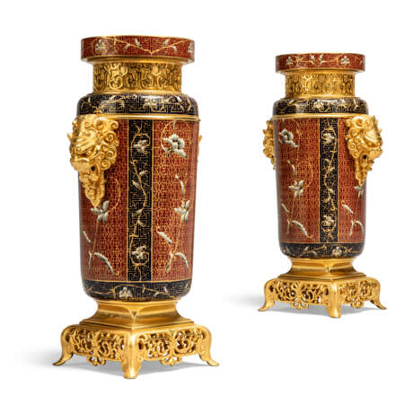 A PAIR OF FRENCH 'JAPONISME' ORMOLU-MOUNTED RED CHAMPLEVE ENAMEL VASES - фото 1