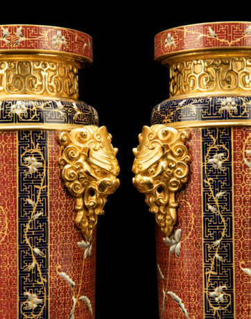 A PAIR OF FRENCH 'JAPONISME' ORMOLU-MOUNTED RED CHAMPLEVE ENAMEL VASES - фото 2