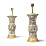 A PAIR OF CHINESE FAMILLE ROSE VASES MOUNTED AS LAMPS - Foto 1
