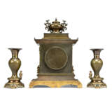 A FRENCH 'JAPONISME' ORMOLU-MOUNTED COPPERED, SILVERED AND LACQUERED BRASS THREE PIECE CLOCK GARNITURE - Foto 5