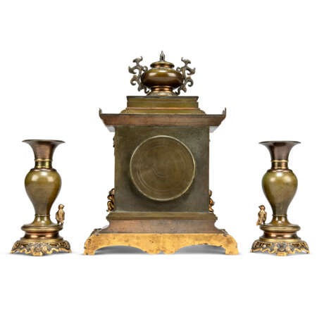 A FRENCH 'JAPONISME' ORMOLU-MOUNTED COPPERED, SILVERED AND LACQUERED BRASS THREE PIECE CLOCK GARNITURE - фото 5